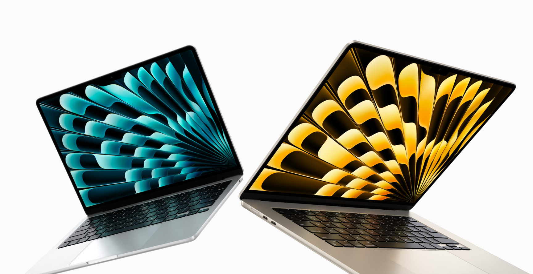 Gümüş ve Yıldız Işığı renklerinde, kısmen açık 13 inç ve 15 inç MacBook Air modellerinin ekran boyutlarındaki farklılıkların gösterildiği önden görünüm.