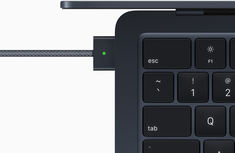 Puerto MagSafe de un MacBook Air con chip M2 color medianoche