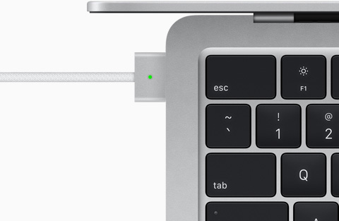 Puerto MagSafe de un MacBook Air con chip M2 color plata