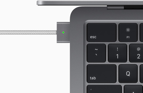 Puerto MagSafe de un MacBook Air con chip M2 gris espacial