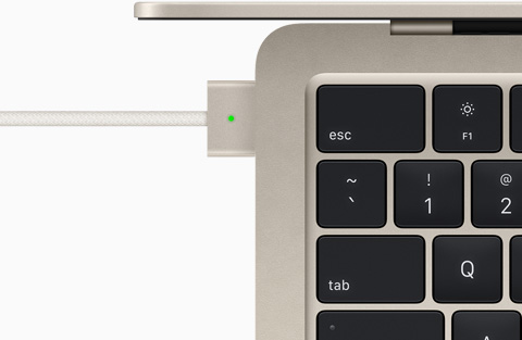 Puerto MagSafe de un MacBook Air con chip M2 blanco estelar