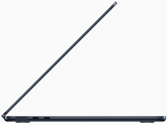 Vue latérale du MacBook Air M2 en finition minuit