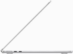 A MacBook Air ezüstszínű modelljének oldalnézeti képe