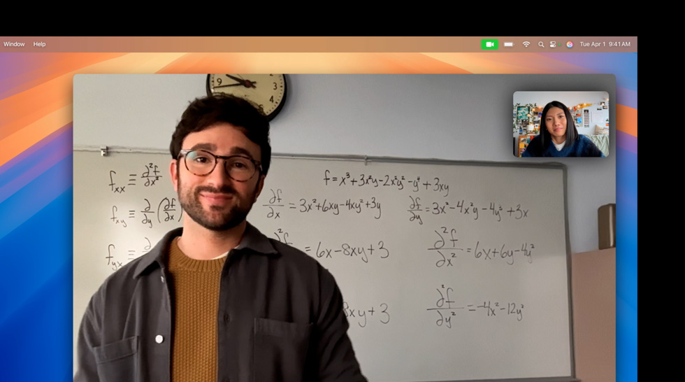 Apel video folosind funcția Scena centrală, care menține utilizatorul în cadru pe măsură ce acesta se mișcă