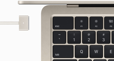 MacBook Air en finition lumière stellaire avec câble MagSafe assorti