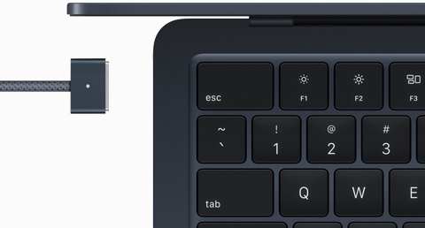 MacBook Air i farven midnat med MagSafe-kabel i matchende farve