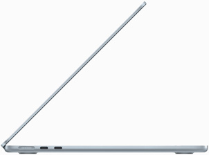MacBook Air i farven himmelblå vist fra siden