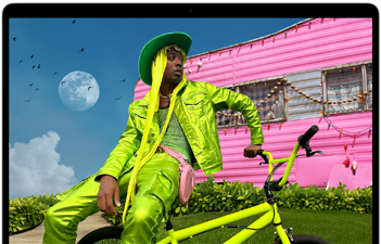 MacBook Air-skærm med et billede af en person i farverigt tøj for at vise Liquid Retina-skærmens farveområde og opløsning