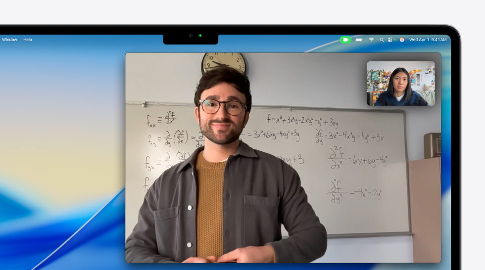 MacBook Air에서 영상 통화를 하는 모습. 한 사람이 통화 상대에게 이야기하고 있고, 그 사람이 이리저리 움직여도 센터 스테이지 기능이 항상 화면 중앙에 유지해 줍니다