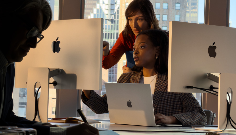 업무 환경에서 Mac을 사용하는 사람들의 모습