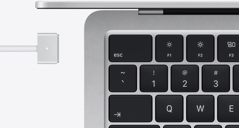MacBook Air na cor prateada com cabo MagSafe na mesma cor