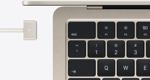 MacBook Air na cor estelar com cabo MagSafe na mesma cor