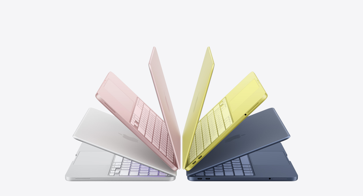 أجهزة لابتوب MacBook Neo بلون فضي ووردي هادئ وأصفر سيتروس ونيلي، كلها مفتوحة جزئياً ومرتبة على شكل قوس