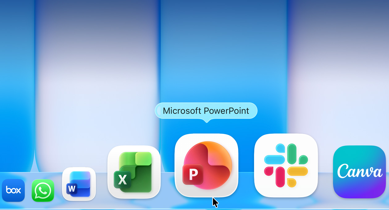 Skrivbord i macOS som visar Dock med olika appar, PowerPoint-appen är markerad