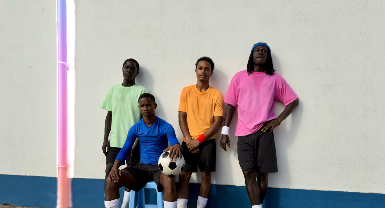 Uso de la herramienta Borrador para sacar una tubería de una foto de jugadores de fútbol que posan contra una pared