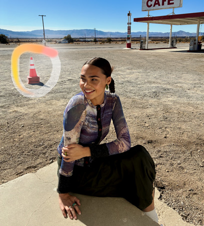 La herramienta Borrador en uso resalta un cono de tráfico que se eliminará de una foto