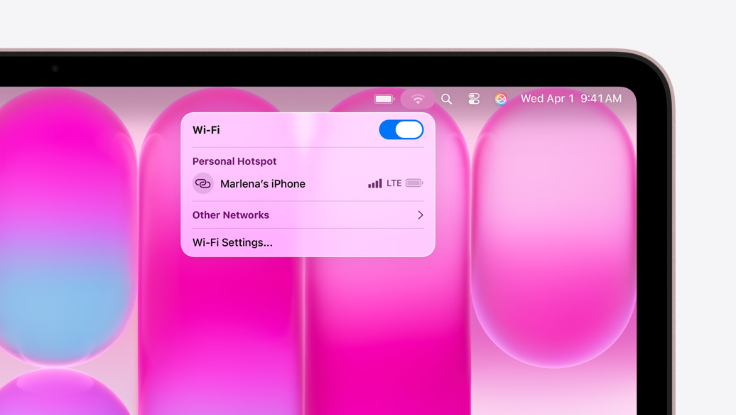 MacBook Neo, color rosado rubor, el menú Wi-Fi muestra la sección Compartir Internet con ”iPhone de Marlena” como opción para seleccionar