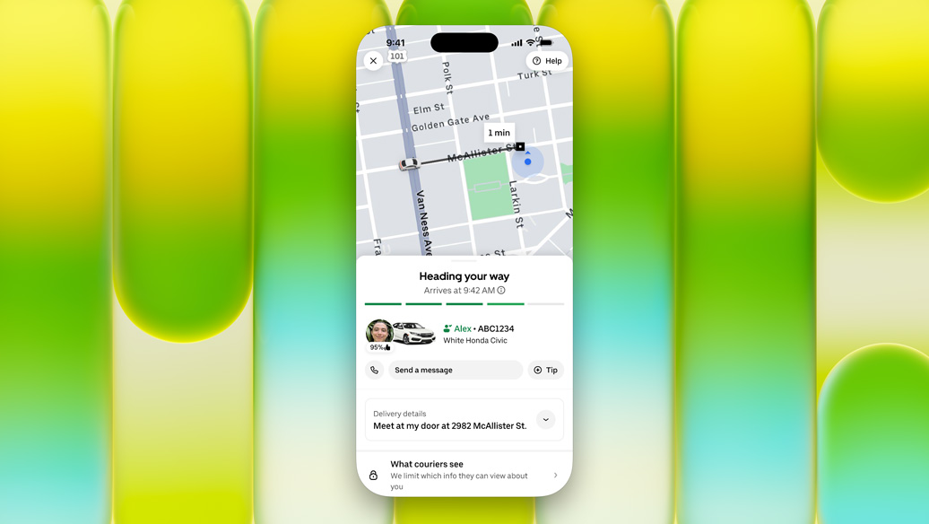 Pantalla de un iPhone dentro de la pantalla de un MacBook Neo, que muestra la app Uber Eats