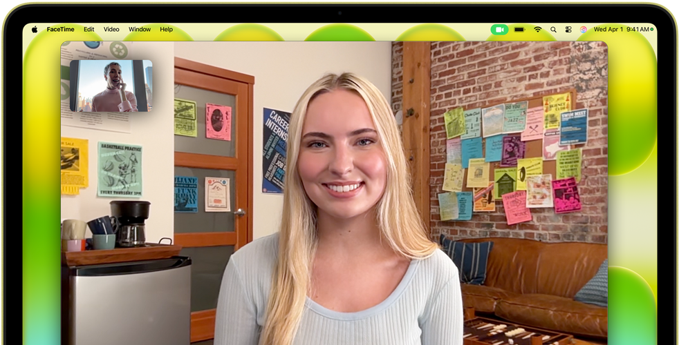 MacBook Neo, color amarillo cítrico, cámara ubicada en la parte superior de la pantalla, llamada de video de FaceTime en pantalla
