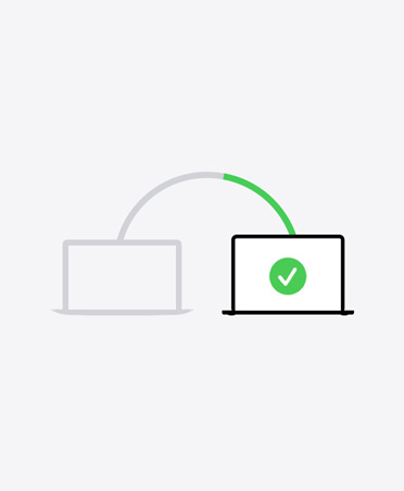 Ilustración de dos notebooks conectados por una línea, la segunda muestra una marca de verificación verde en la pantalla que indica que el proceso de migración terminó