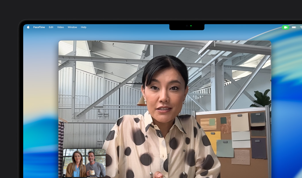 MacBook Pro 上的視像通話，顯示一位女士在通話中向兩人說話，人物置中功能讓她時刻入鏡，保持在螢幕中央