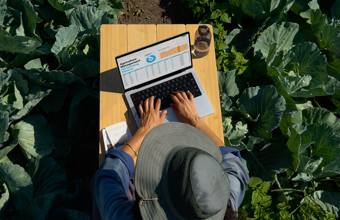 야외에서도 눈부심을 줄여주는 Nano-texture 디스플레이 옵션이 적용된 MacBook Pro를 사용 중인 사람의 모습