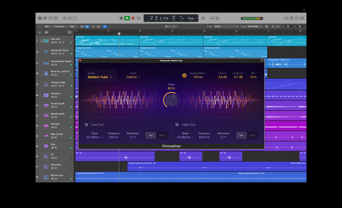 MacBook Pro com várias faixas de áudio coloridas no Logic Pro e a janela do plugin ChromaGlow aberta. O modelo é Modern Tube, o estilo é Colorful e o controle Drive está ajustado para 60%