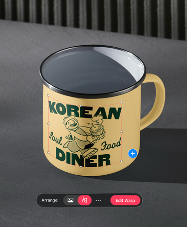 Foto de una taza metálica amarilla para camping con el logo de Korean Diner en verde y la herramienta de deformación abierta en la parte inferior de la imagen