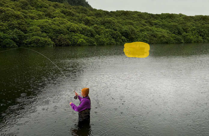Foto de una mujer pescando con mosca en un lago, herramienta de Pixelmator Pro que elimina objetos no deseados