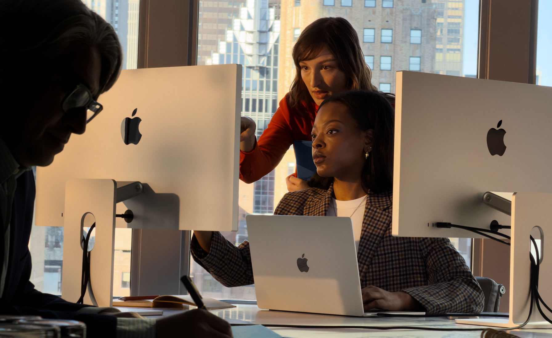 업무 환경에서 Mac을 사용하는 사람들의 모습