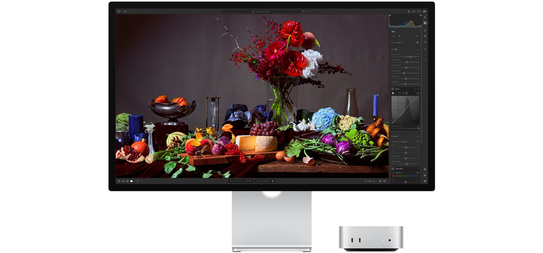 True Tone이 색온도를 조정하는 방법을 보여주는 이미지. 어두운 배경에 다양한 음식 접시와 꽃다발이 놓인 테이블을 대비를 높여 촬영했습니다.