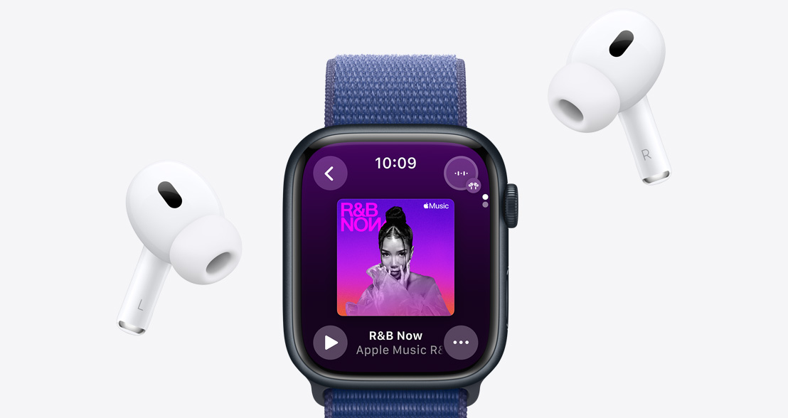 AirPods Pro pri hodinkách Apple Watch Series 9, ktoré prehrávajú playlist z Apple Music.