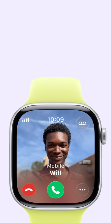 Apple Watch 11, hliníkový kryt v kozmickej sivej farbe, prichádzajúci hovor, fotka kontaktu, tlačidlá na prijatie a odmietnutie hovoru, pohľad na pravú stranu, korunka Digital Crown, športový remienok v neónovej žltej farbe