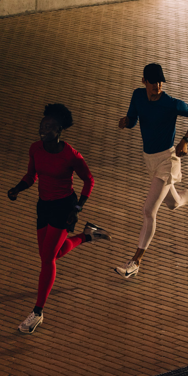 Mehrere Personen beim Training mit der Apple Watch Series 11.