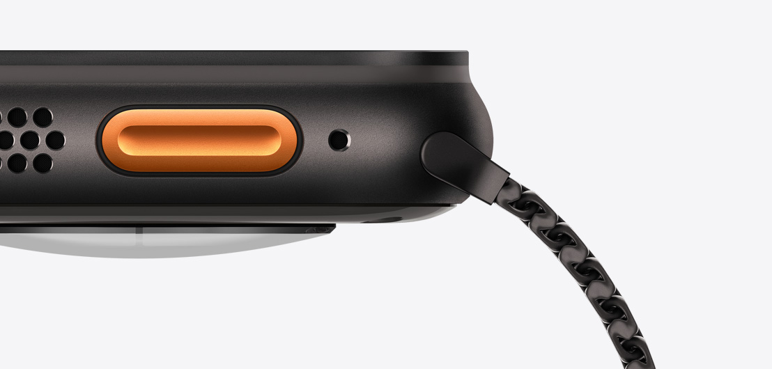 Apple Watch Ultra 3, titánový kryt v čiernej farbe, pohľad na ľavú stranu, reproduktor/prieduch, akčné tlačidlo, mikrofón