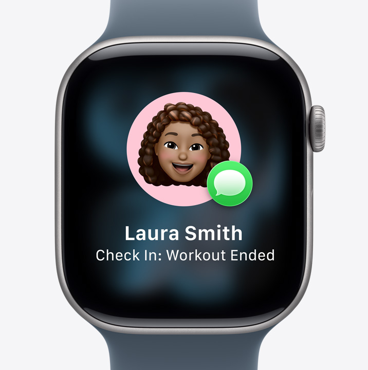 Apple Watch Series 11, hliníkový kryt v striebornej farbe, výzva funkcie Sprevádzanie, hlásenie o tom, že priateľka dokončila tréning, športový remienok v oceľovej modrej farbe