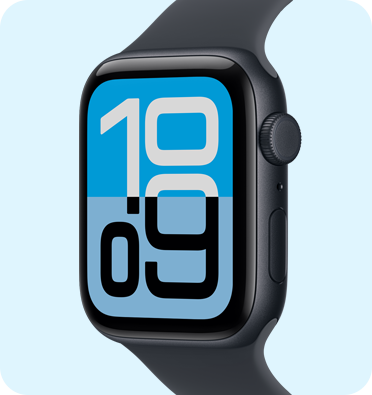 Apple Watch SE 3, hliníkový kryt vo farbe polnočná, ciferník Flux, pohľad zvonku na pravú stranu, korunka Digital Crown, mikrofón, bočné tlačidlo, športový remienok vo farbe polnočná