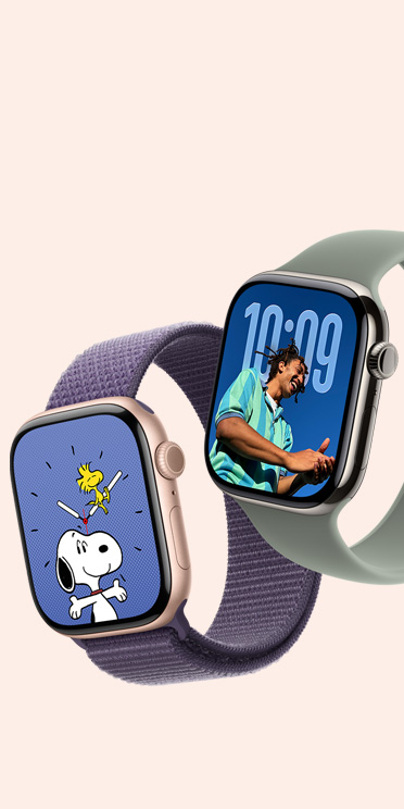 兩款 Apple Watch Series 11 裝置，分別配備太空灰鋁金屬錶殼和原色鈦金屬錶殼，並配搭霧紫色運動手環和灰綠色單圈手環；螢幕分別顯示「史諾比」和「相片」錶面