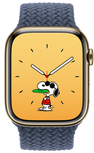 Ciferník zobrazující Snoopyho se slunečními brýlemi, v červeném svetru, jak má v puse zelené frisbee.
