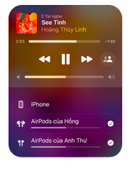 Giao diện Apple Music trên iPhone hiển thị hai cặp AirPods đang nghe cùng một bài hát phát ra từ một thiết bị, cả hai bộ AirPods đều có thanh thiết lập âm lượng riêng.
