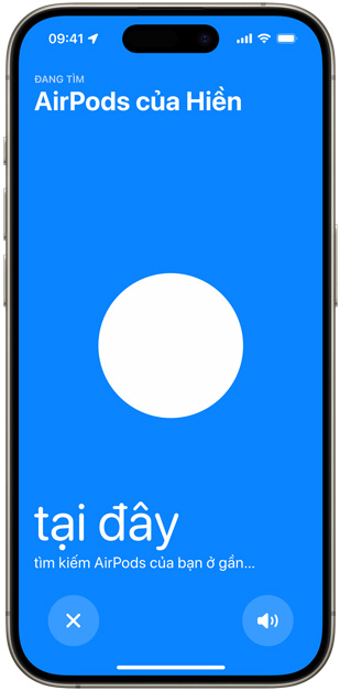 iPhone hiển thị màn hình màu xanh dương trong khi định vị AirPods bằng ứng dụng Tìm, chấm trắng thể hiện vị trí của AirPods so với iPhone.