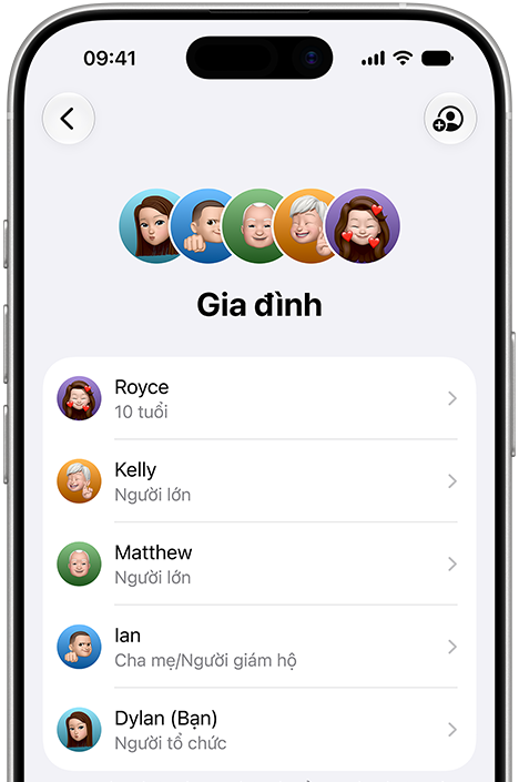 iPhone hiển thị giao diện Gia Đình với nhiều tài khoản của thành viên gia đình, từ trẻ em đến người lớn.