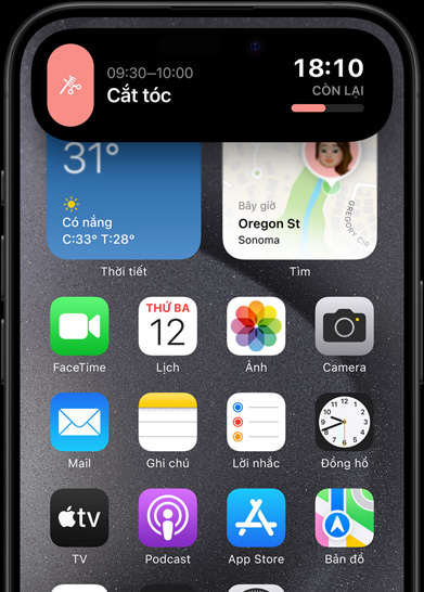 iPhone 15 Pro với Dynamic Island hiển thị tỷ số thể thao trực tiếp 