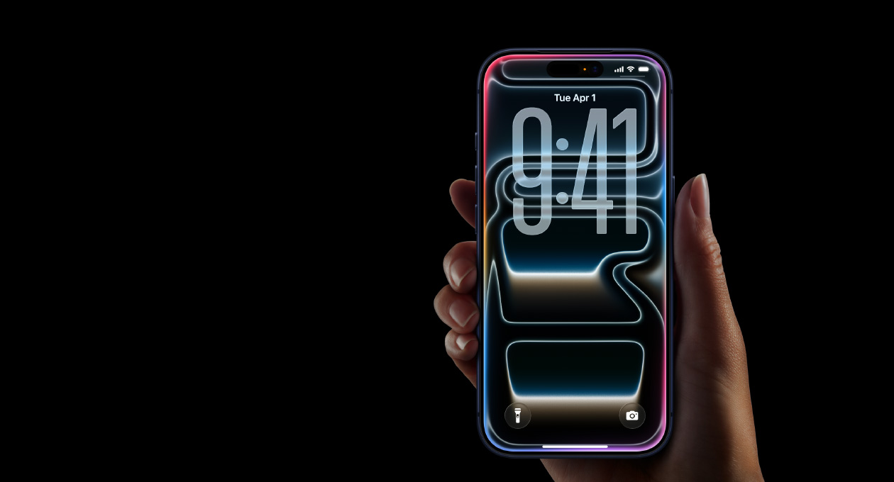 Một bàn tay cầm iPhone 17 Pro, minh họa tính năng Dịch Trực Tiếp của Apple Intelligence trong khi gọi điện thoại với loa ngoài đang bật.