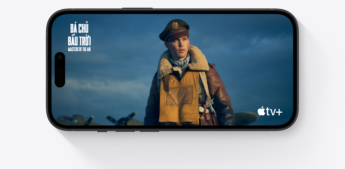 Một chiếc iPhone 15 nằm ngang hiển thị một cảnh trong chương trình AppleTV+ thịnh hành, Bá Chủ Bầu Trời.