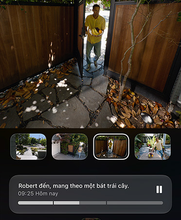 Ảnh chụp màn hình camera video HomeKit hiển thị một người bước vào sân sau có cổng, đoạn mô tả do AI tạo ra là, Robert đã đến và mang theo một tô trái cây, Hôm nay, 09:25